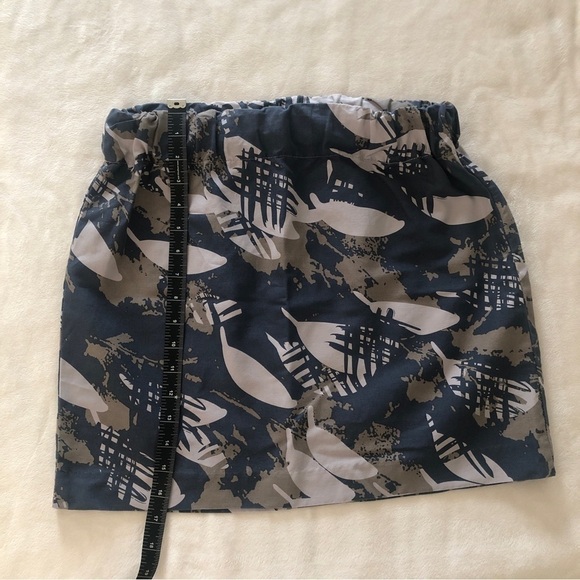 Banana Republic. Skirt. Gray, Blue, Purple leaf pattern. Size 4 - Picture 4 of 6